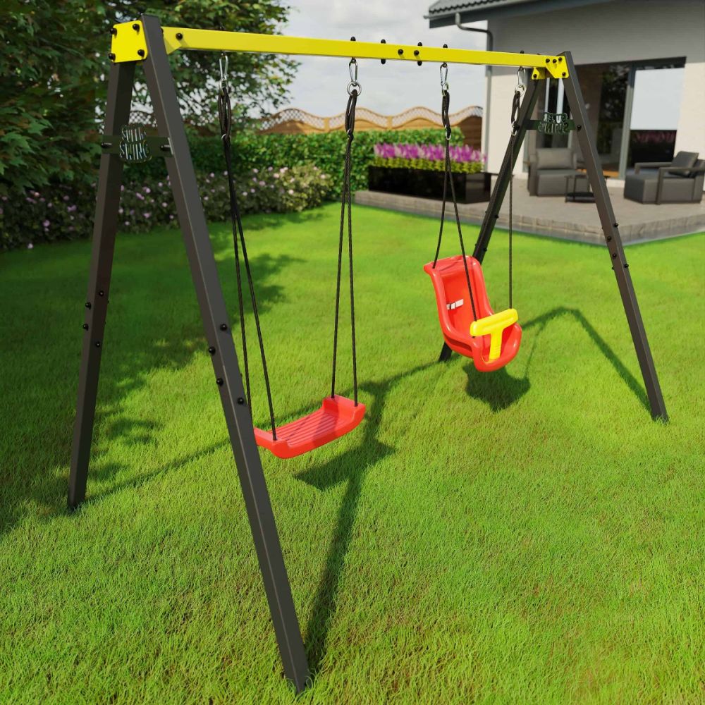 Doppelschaukel aus Metall in Schwarz und Gelb mit roter Brettschaukel und roter Babyschaukel, auf Rasen im Garten.